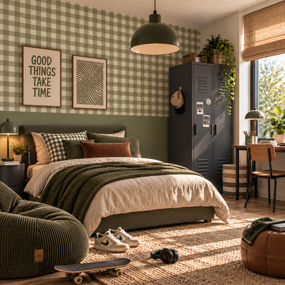 Jugendzimmer mit Gingham Olive Tapete im oberen Wandbereich und einfarbig olivgrüner Wand darunter
